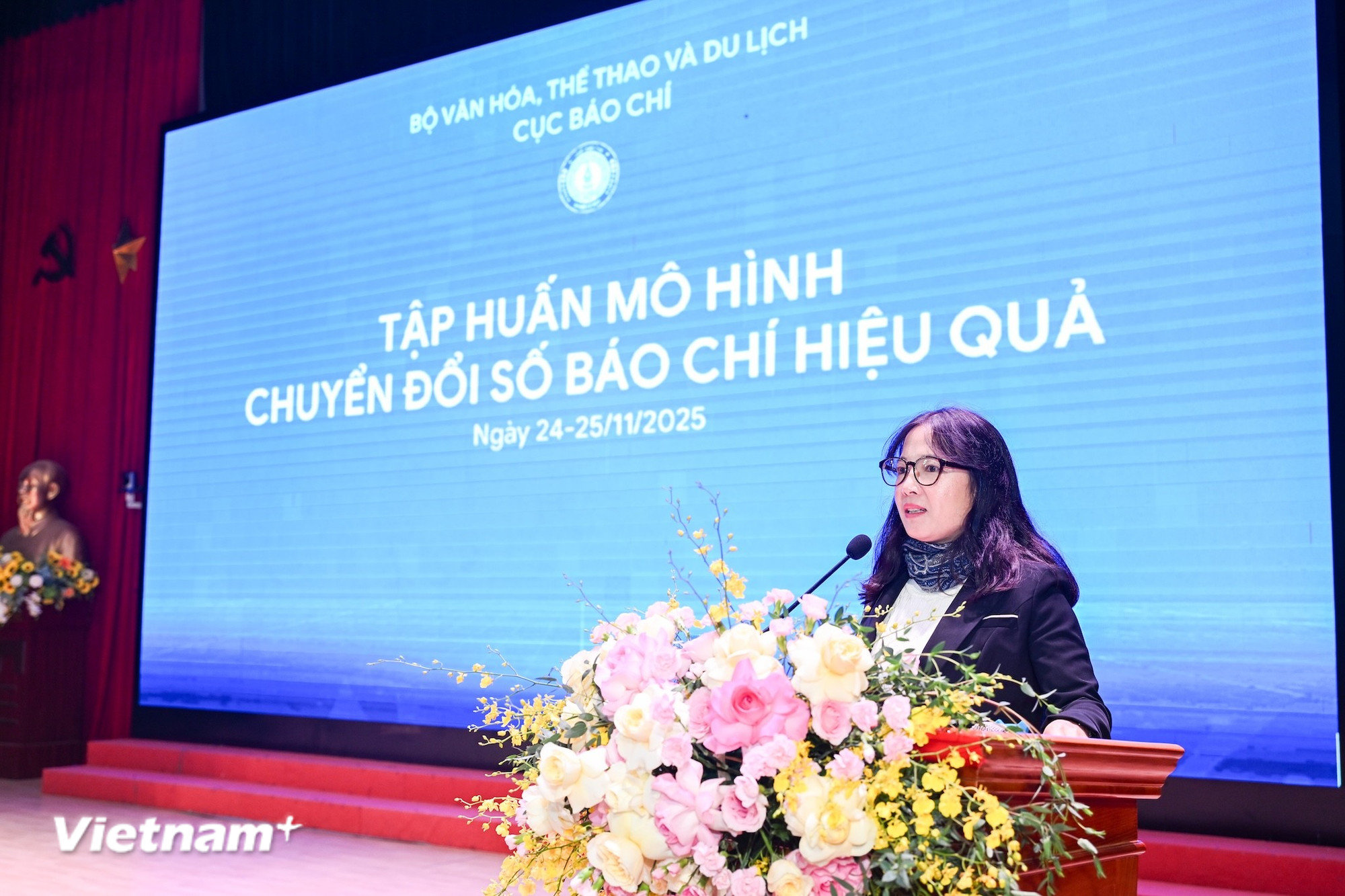 Bà Hoàng Thị Bích Hạnh, Phó Giám đốc Trung tâm Lưu chiểu dữ liệu truyền thông số quốc gia, thường trực Trung tâm Hỗ trợ Chuyển đổi số báo chí, Cục Báo chí phát biểu. (Ảnh: Minh Sơn/Vietnam+) vnp-tap-huan-chuyen-doi-so-bao-chi-2.jpg