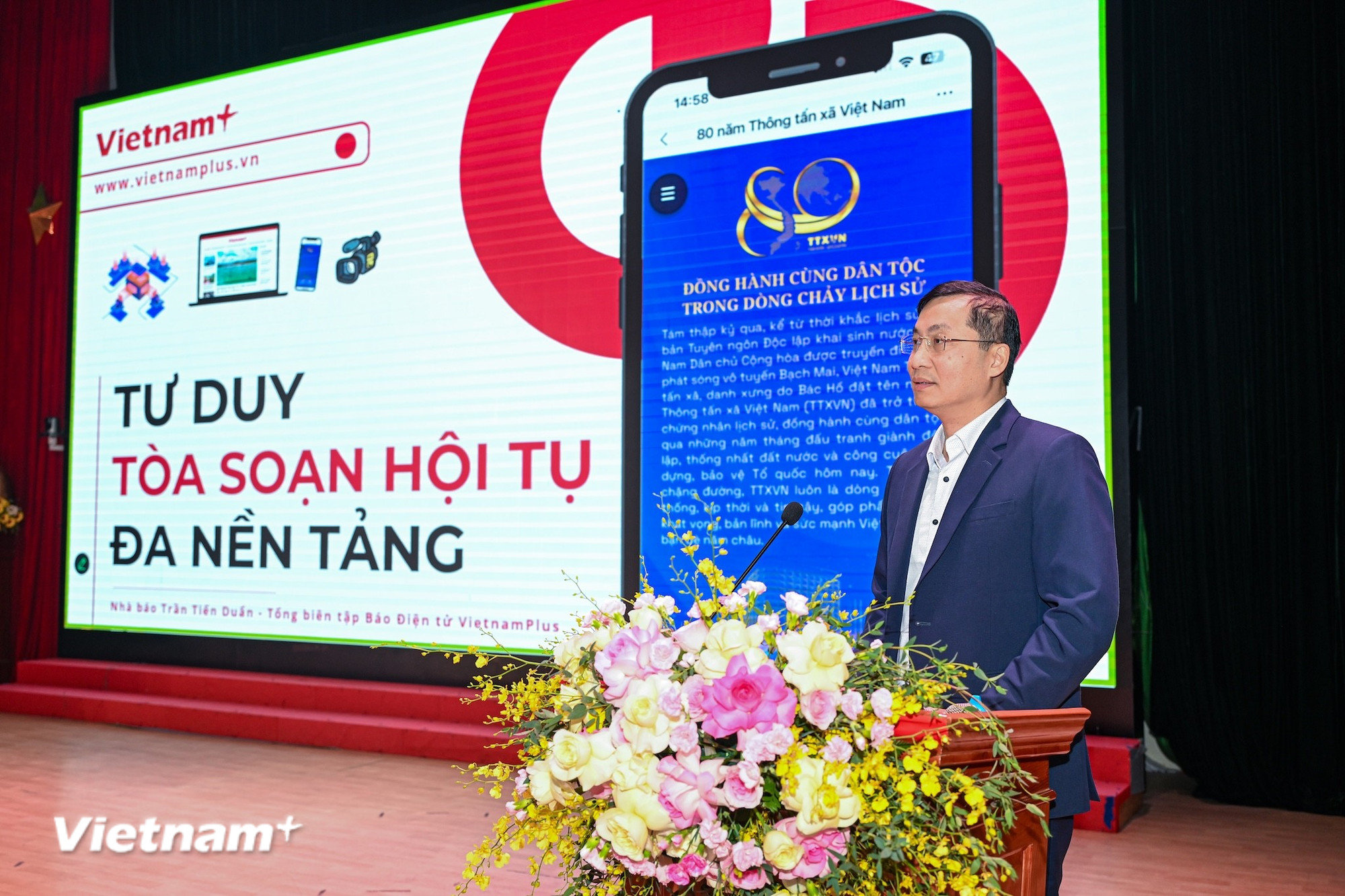Nhà báo Trần Tiến Duẩn, Tổng biên tập Báo Điện tử VietnamPlus, Thông tấn xã Việt Nam trình bày chuyên đề đầu tiên. (Ảnh: Minh Sơn/Vietnam+) vnp-tap-huan-chuyen-doi-so-bao-chi-7.jpg