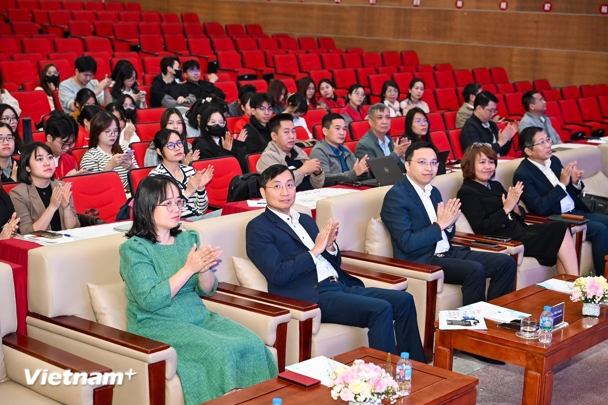 Các giảng viên, báo cáo viên tại lớp tập huấn. (Ảnh: Minh Sơn/Vietnam+) vnp-tap-huan-chuyen-doi-so-bao-chi-3.jpg