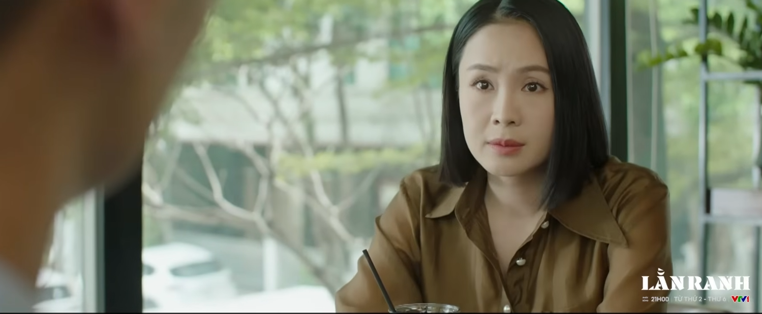 Thu tỏ ra nghi ngờ khi nói chuyện với Triển trong tập 17 phim Lằn ranh.