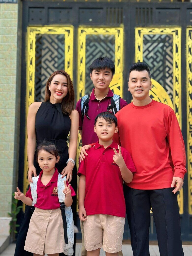 Nam ca sĩ và vợ có cuộc sống đủ đầy bên 3 con đủ nếp, đủ tẻ.