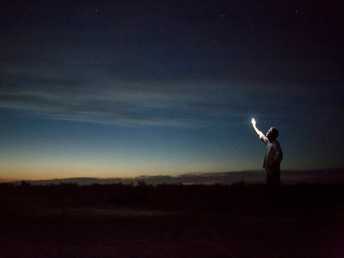 Paul Salopek sử dụng điện thoại vệ tinh để gọi trợ giúp ở sa mạc Kyzyl Kum, Uzbekistan.