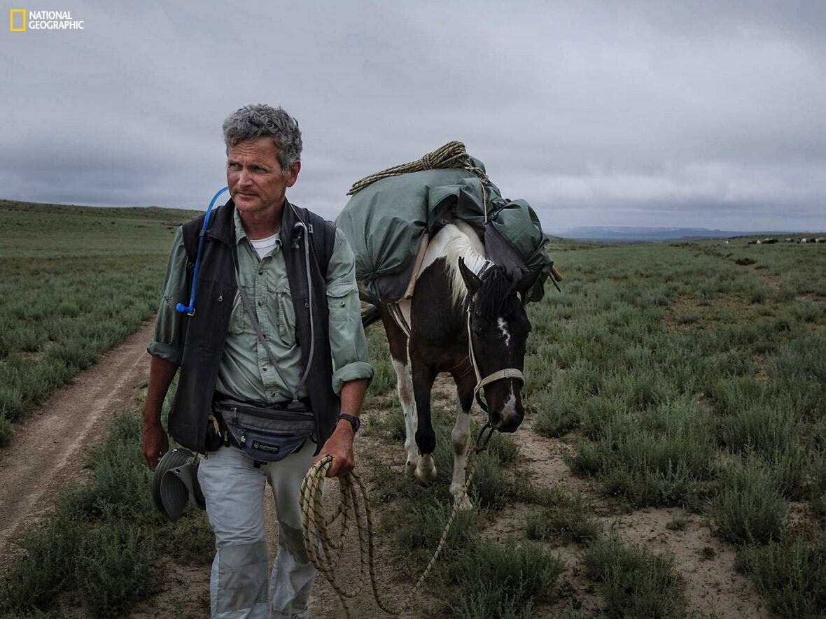 Paul Salopek leo núi ở thảo nguyên thuộc vùng Mangystau, Kazakhstan.