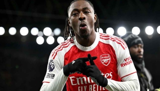 Eze lập hattrick bàn thắng.