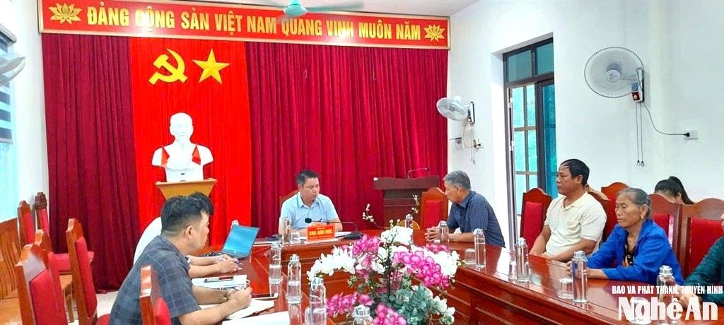 Chủ tịch UBND xã Hưng Nguyên Nam tiếp công dân. Ảnh: KL