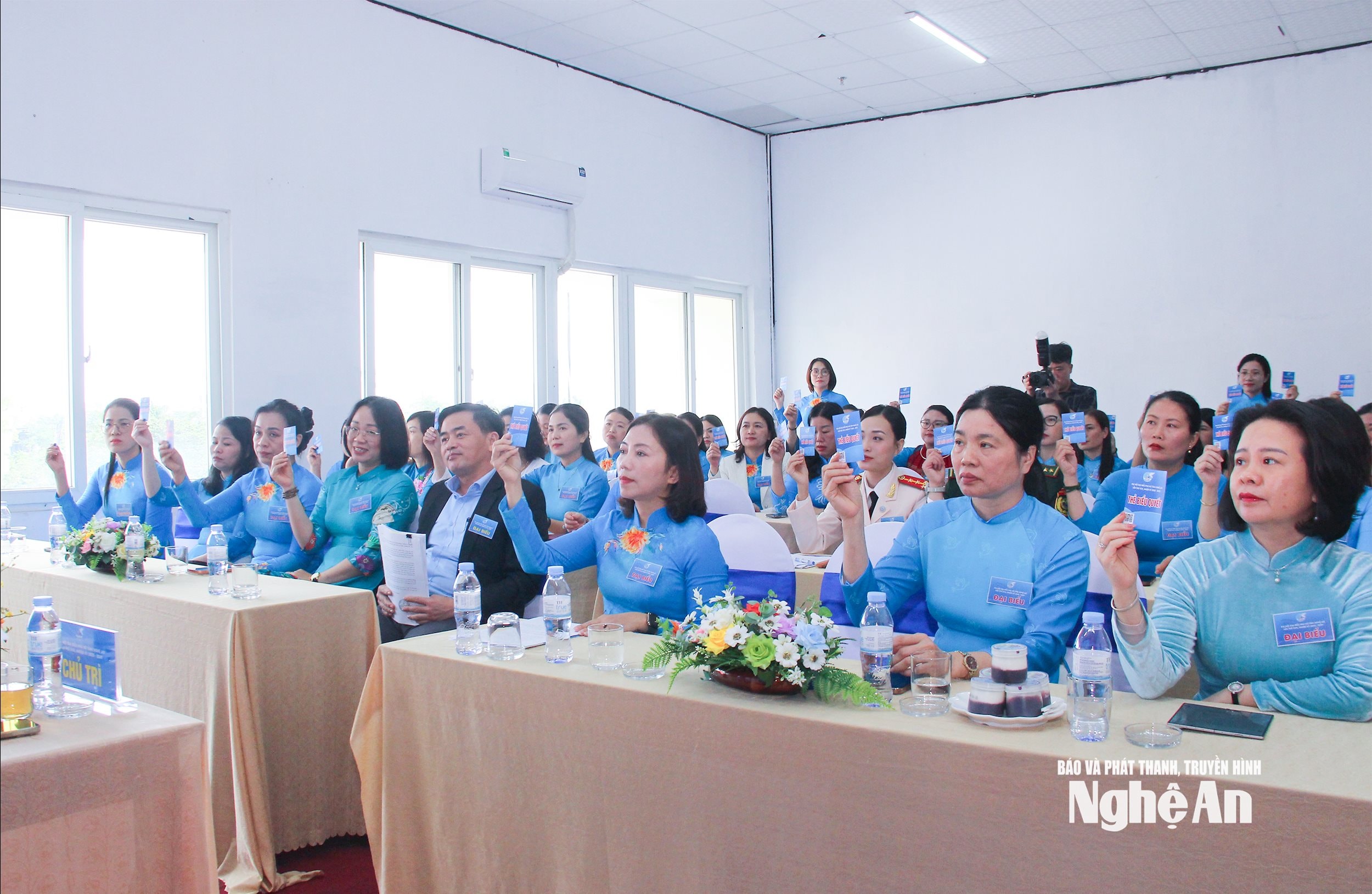  Các đại biểu bầu các chức danh 