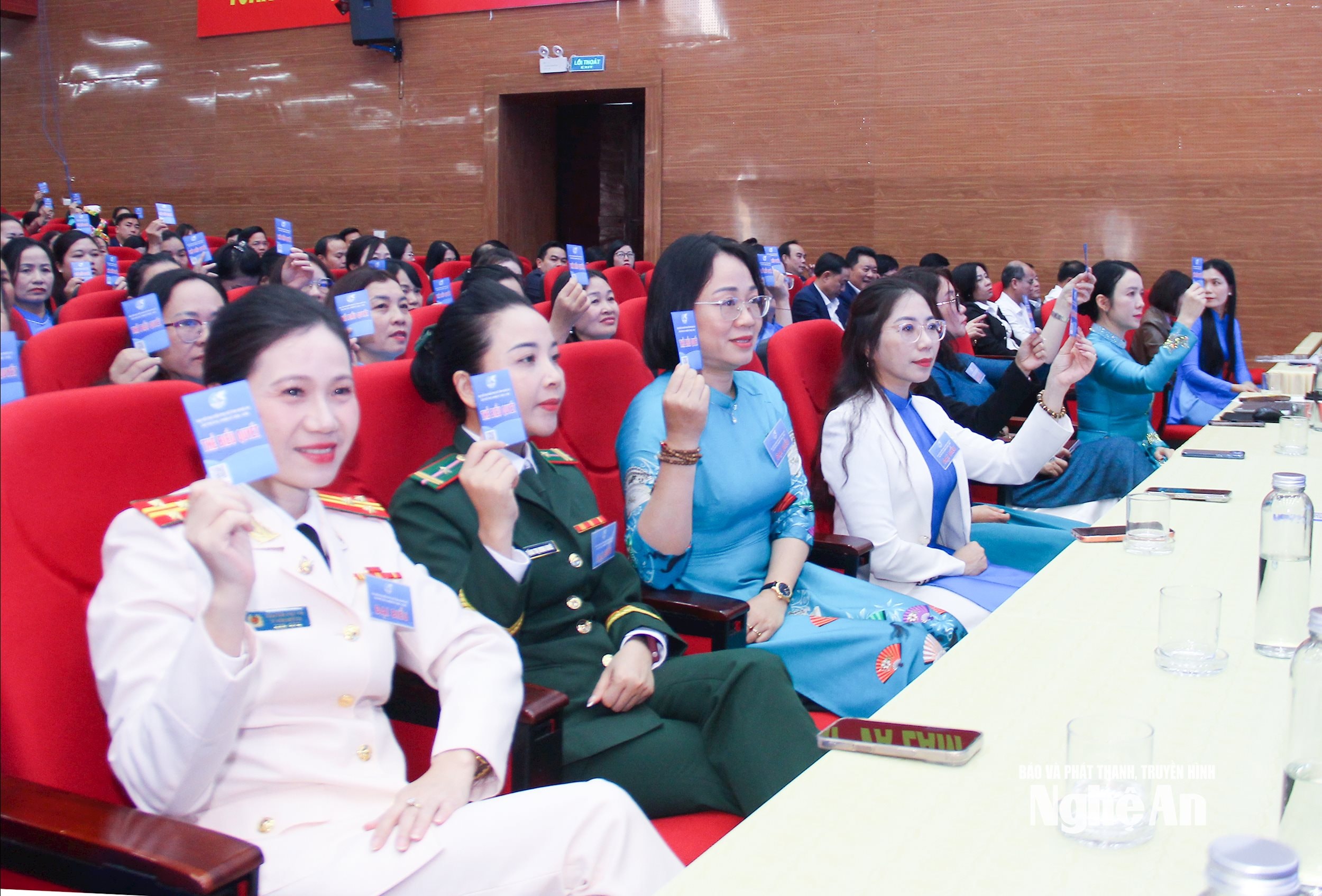 Các đại biểu biểu quyết bầu Ban Chấp hành