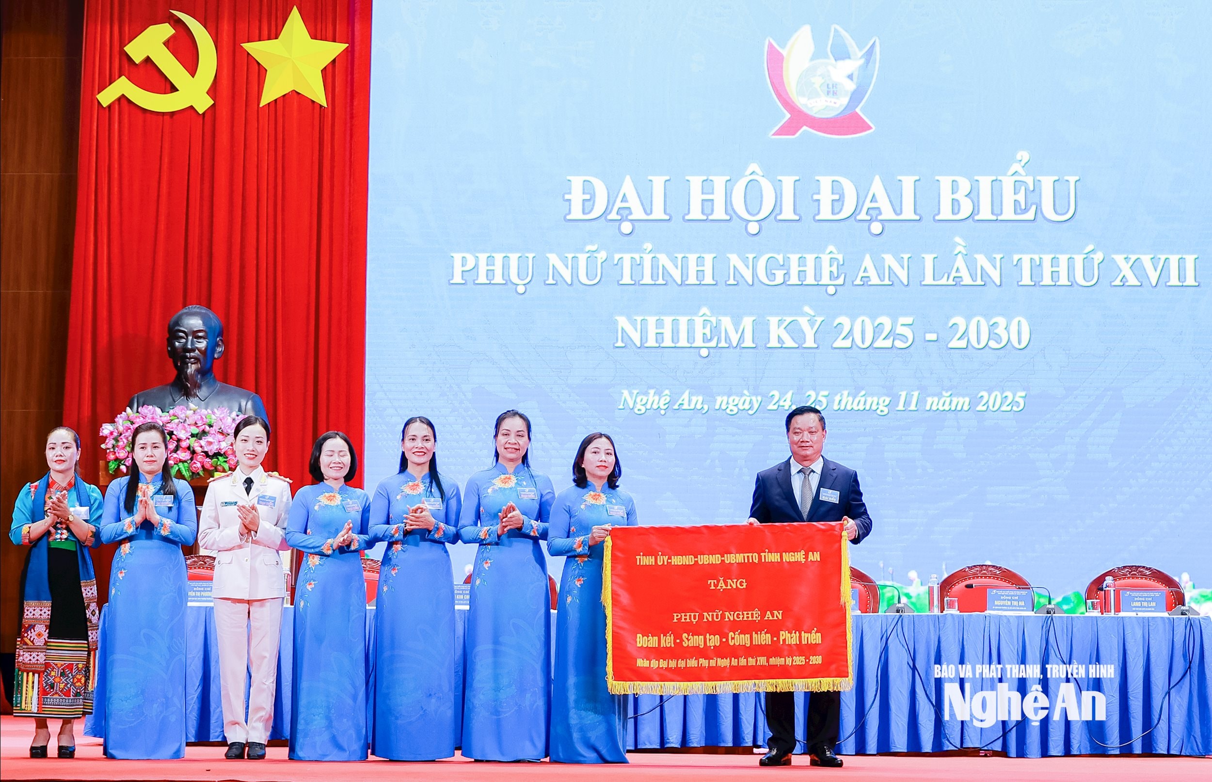 Bí thư Tỉnh ủy Nguyễn Khắc Thận trao tặng Đại hội bức trướng của Tỉnh ủy - HĐND - UBND – Uỷ ban MTTQ tỉnh mang dòng chữ: “PHỤ NỮ NGHỆ AN ĐOÀN KẾT, SÁNG TẠO, CỐNG HIẾN, PHÁT TRIỂN”. Ảnh: Phạm Bằng