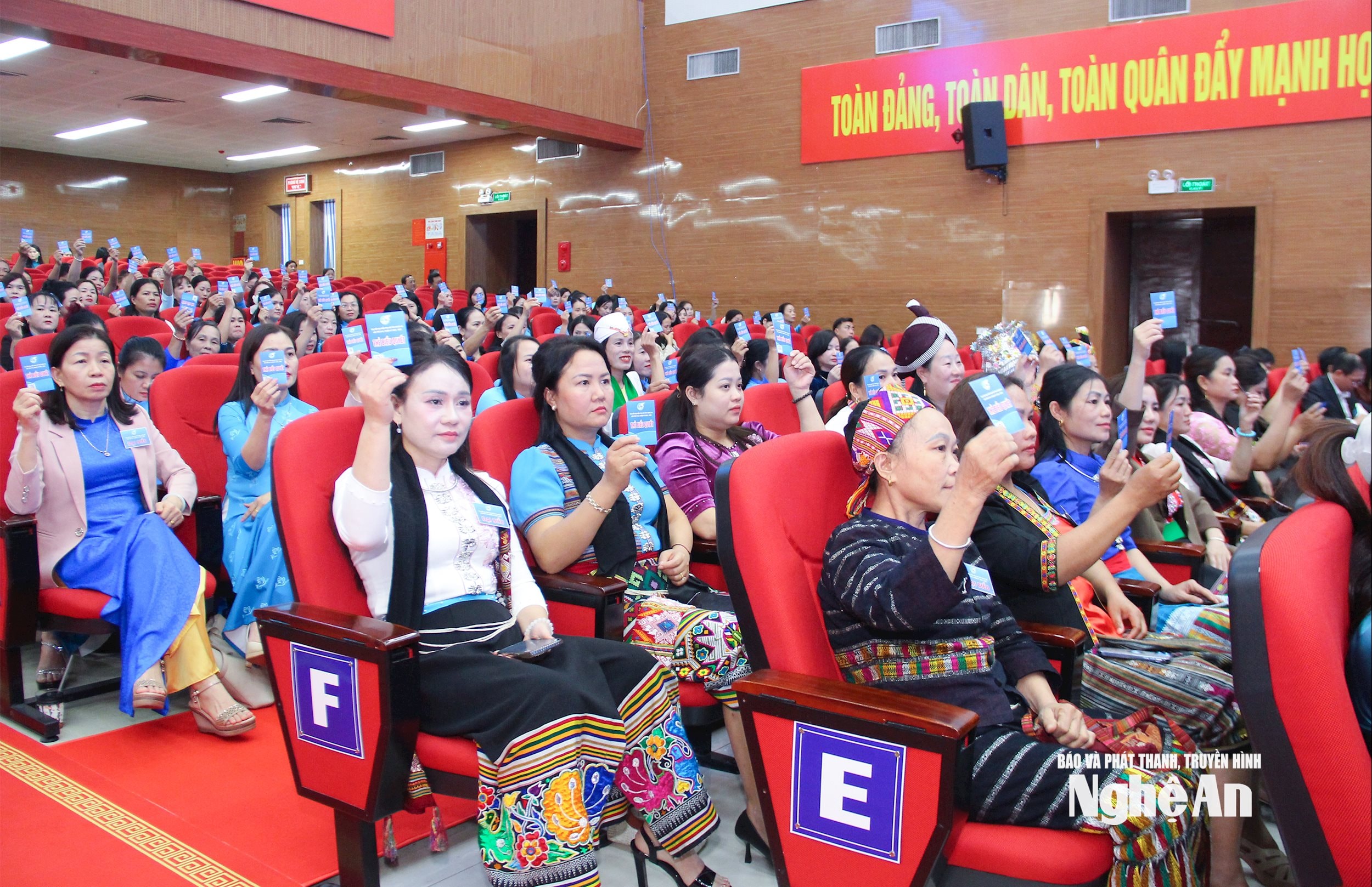 Các đại biểu biểu quyết bầu Ban Chấp hành 