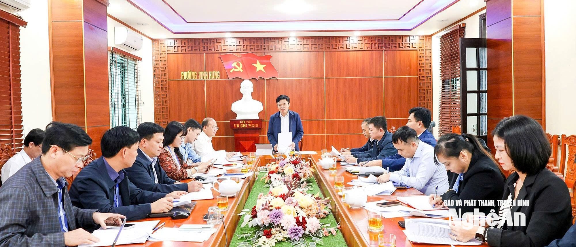 Đoàn công tác liên ngành hướng dẫn, đôn đốc công tác tiếp công dân, giải quyết khiếu nại, tố cáo tại UBND phường Vinh Lộc và Vinh Hưng. Ảnh Kim Oanh