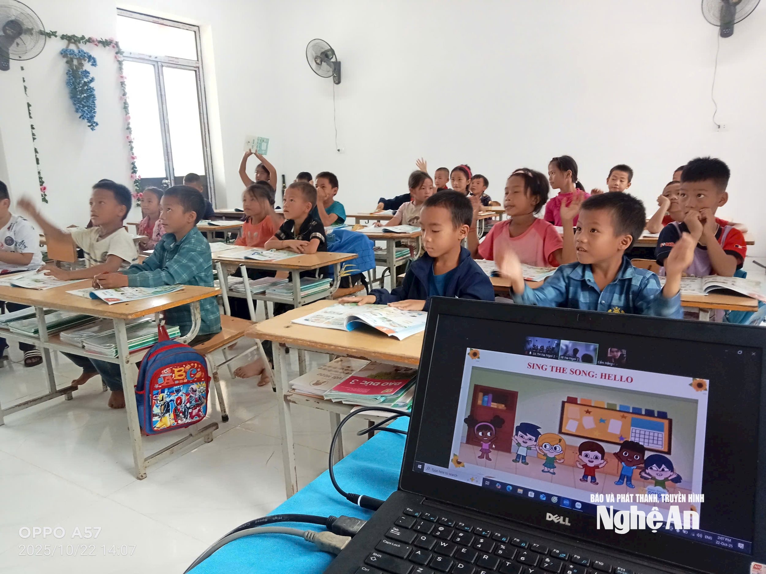 Giờ học Tiếng Anh online của cô và trò Trường 