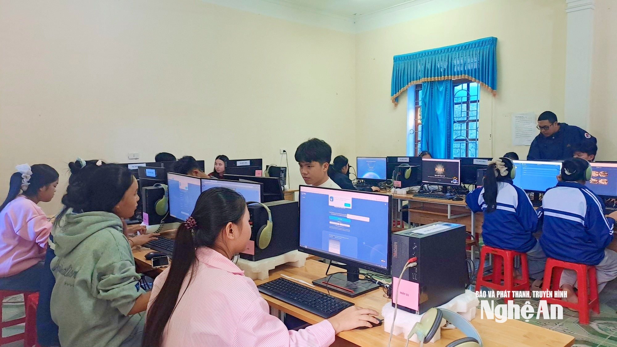 Học sinh Trường THPT Quế Phong khảo sát về năng lực Tiếng Anh. Ảnh - Chiến Thắng