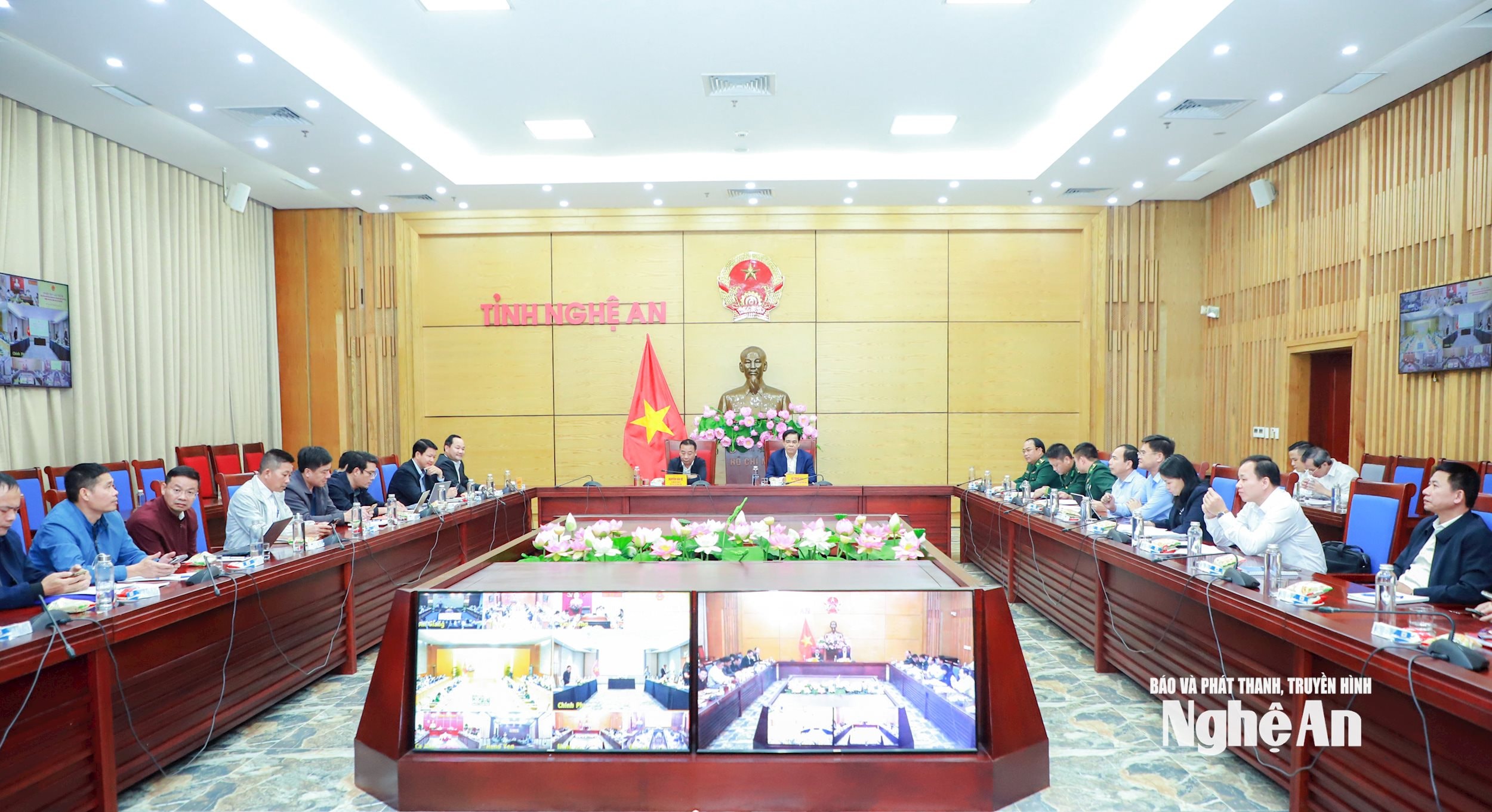 Quang cảnh phiên họp tại điểm cầu UBND tỉnh Nghệ An. Ảnh: Thành Duy