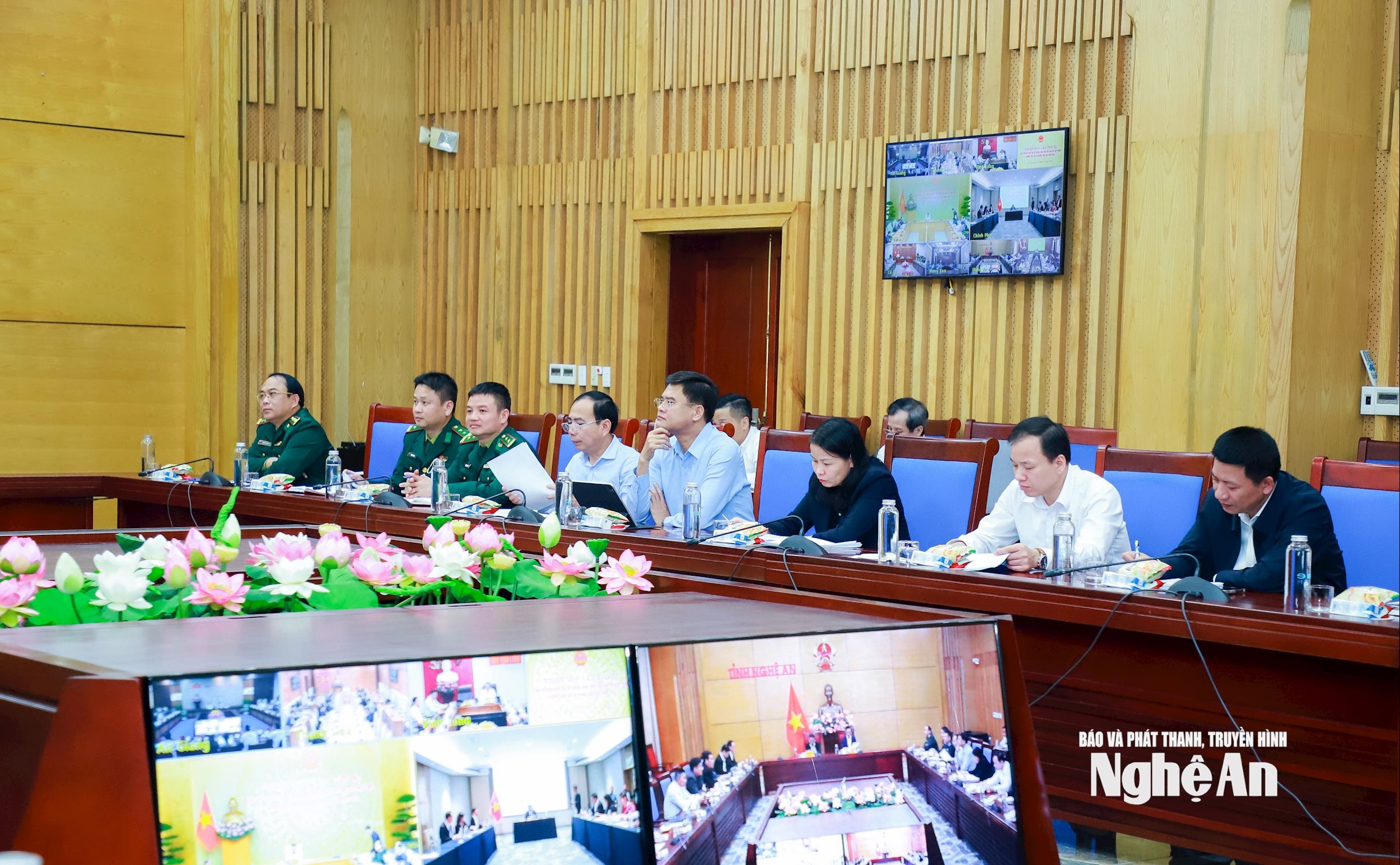 Các đại biểu dự phiên họp tại điểm cầu UBND tỉnh Nghệ An. Ảnh: Thành Duy