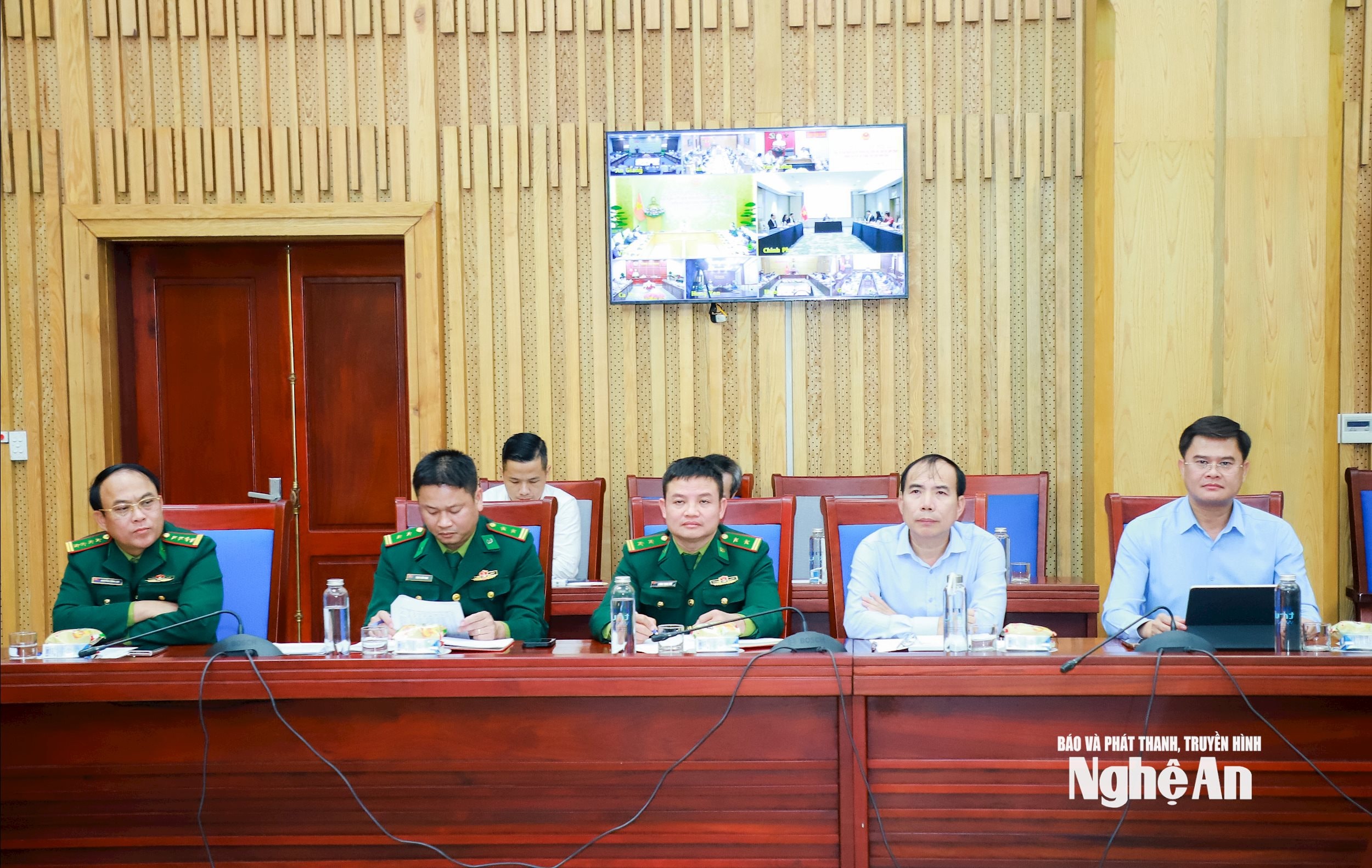 Các đại biểu dự phiên họp tại điểm cầu UBND tỉnh Nghệ An. Ảnh: Thành Duy