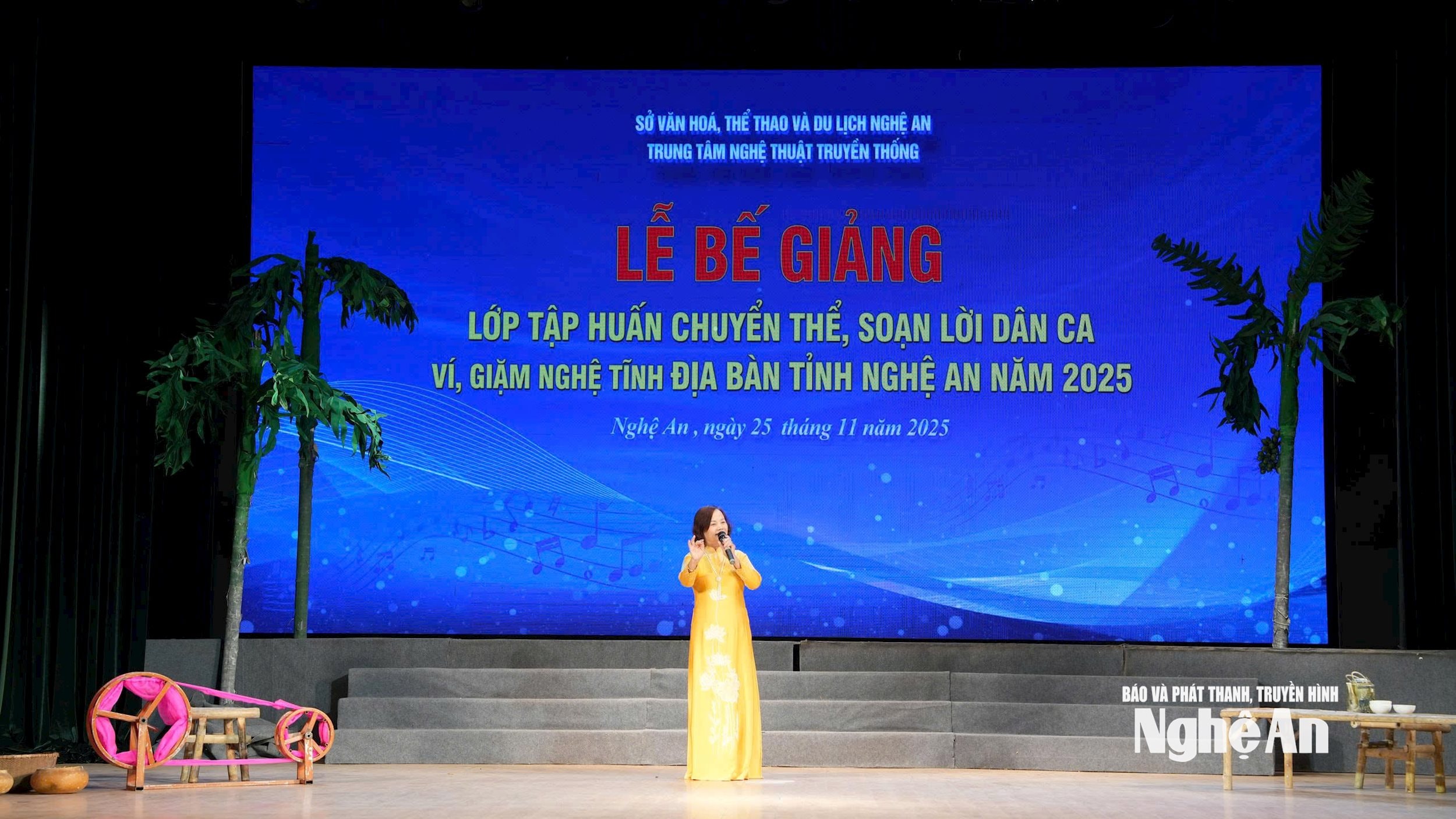 Volksartiest Hong Van voert na de cursus haar bewerking van een volksliedje uit.