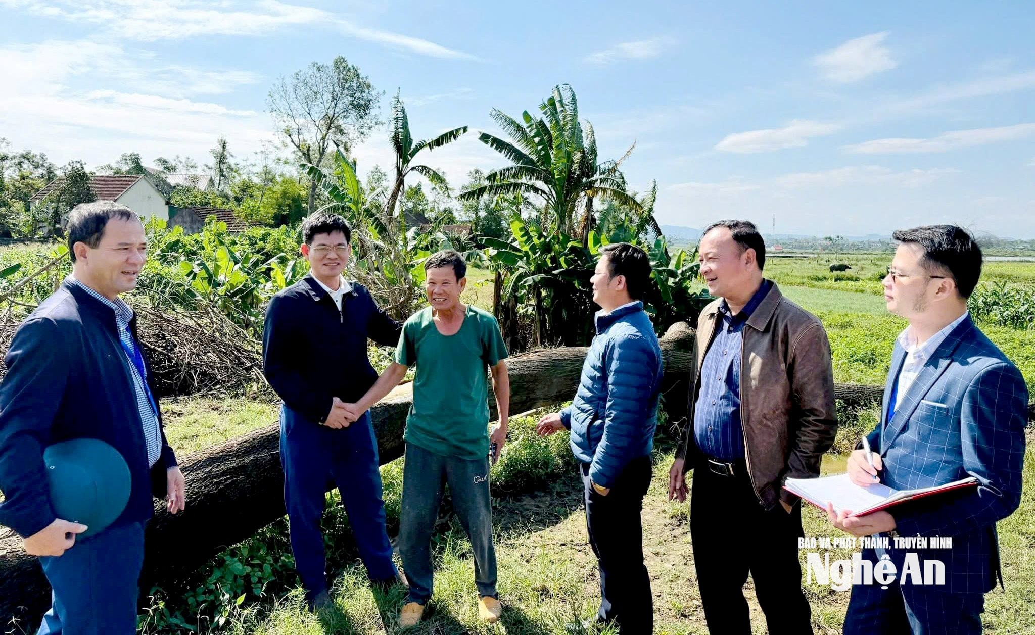 Thường trực Đảng uỷ, lãnh đạo UBND xã Văn Kiều kiểm tra hiện trạng thực tế sau tiếp công dân. Ảnh GH