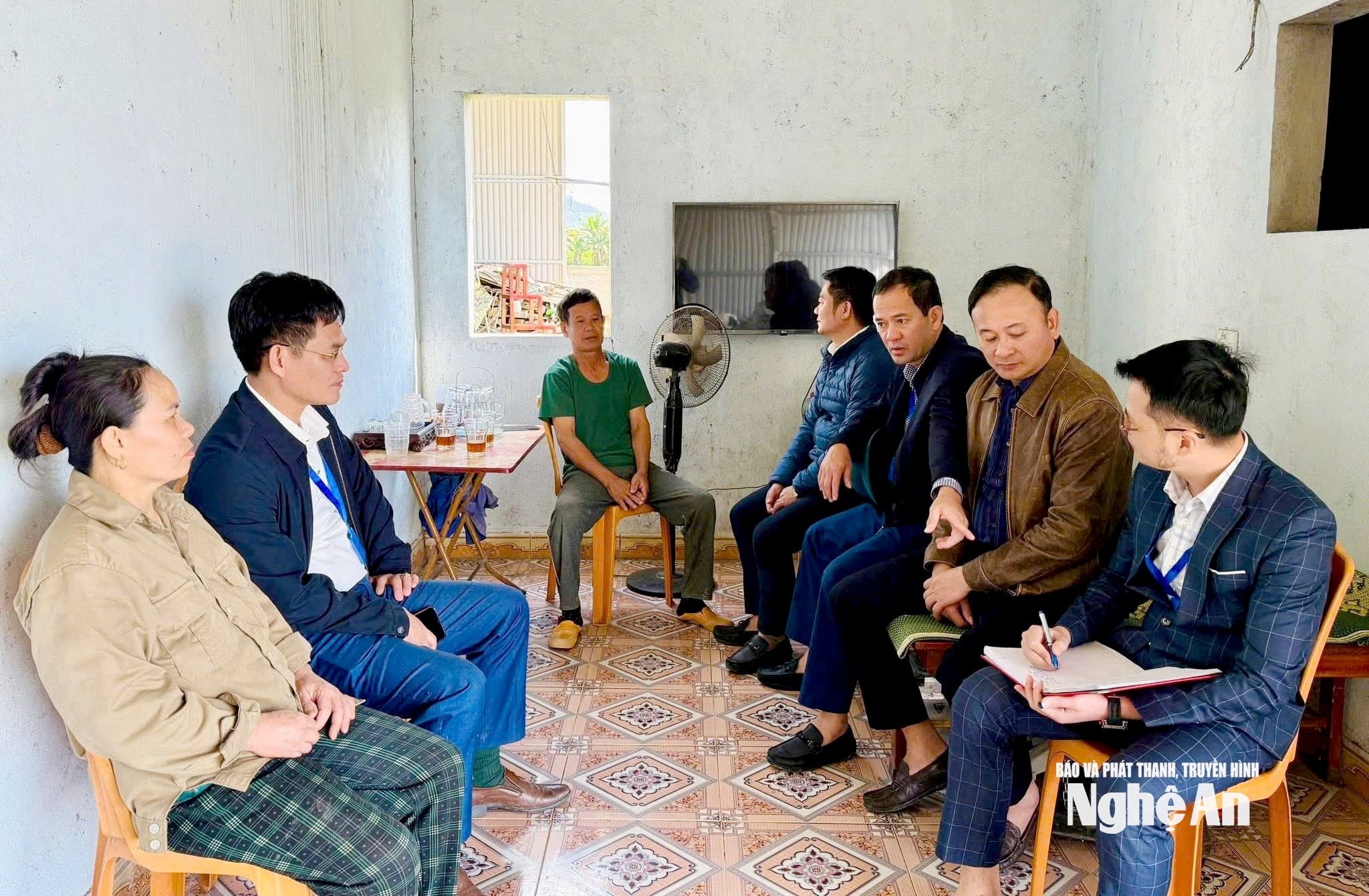 Thường trực Đảng uỷ, lãnh đạo UBND xã Văn Kiều kiểm tra hiện trạng thực tế và ghi nhận ý kiến của người dân sau tiếp công dân. Ảnh GH