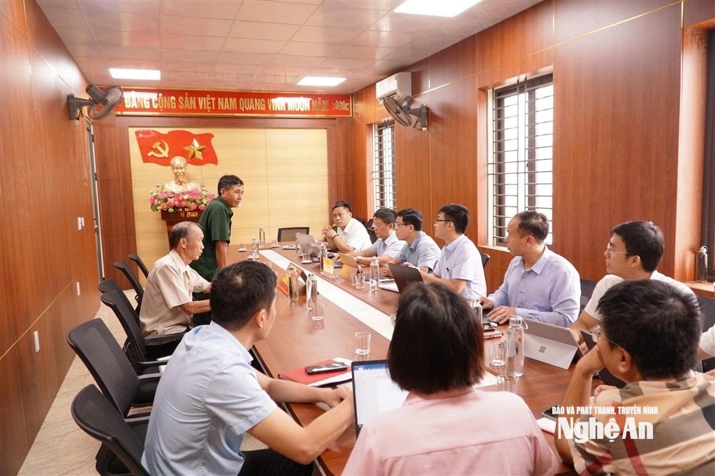 UBND phường Quỳnh Mai tổ chức tiếp công dân định kỳ. Ảnh CSCC