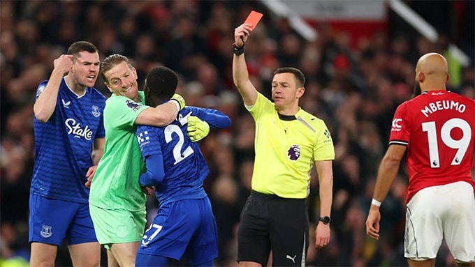 Idrissa Gueye nhận thẻ đỏ sau khi tát đồng đội