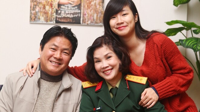 Nghệ sĩ Minh Hằng bên cạnh chồng con.