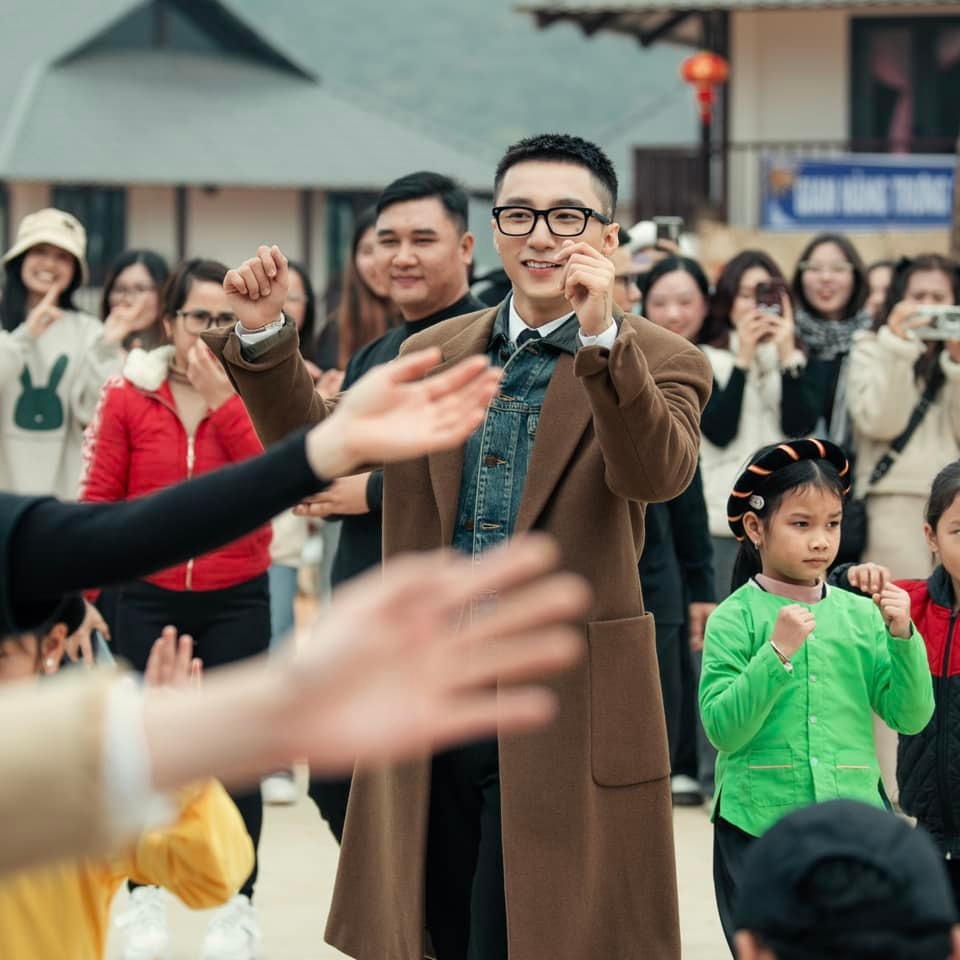 Hình ảnh Sơn Tùng M-TP trong chuyến đi thăm hỏi và hỗ trợ người dân tại Làng Nủ sau trận lũ quét lịch sử.