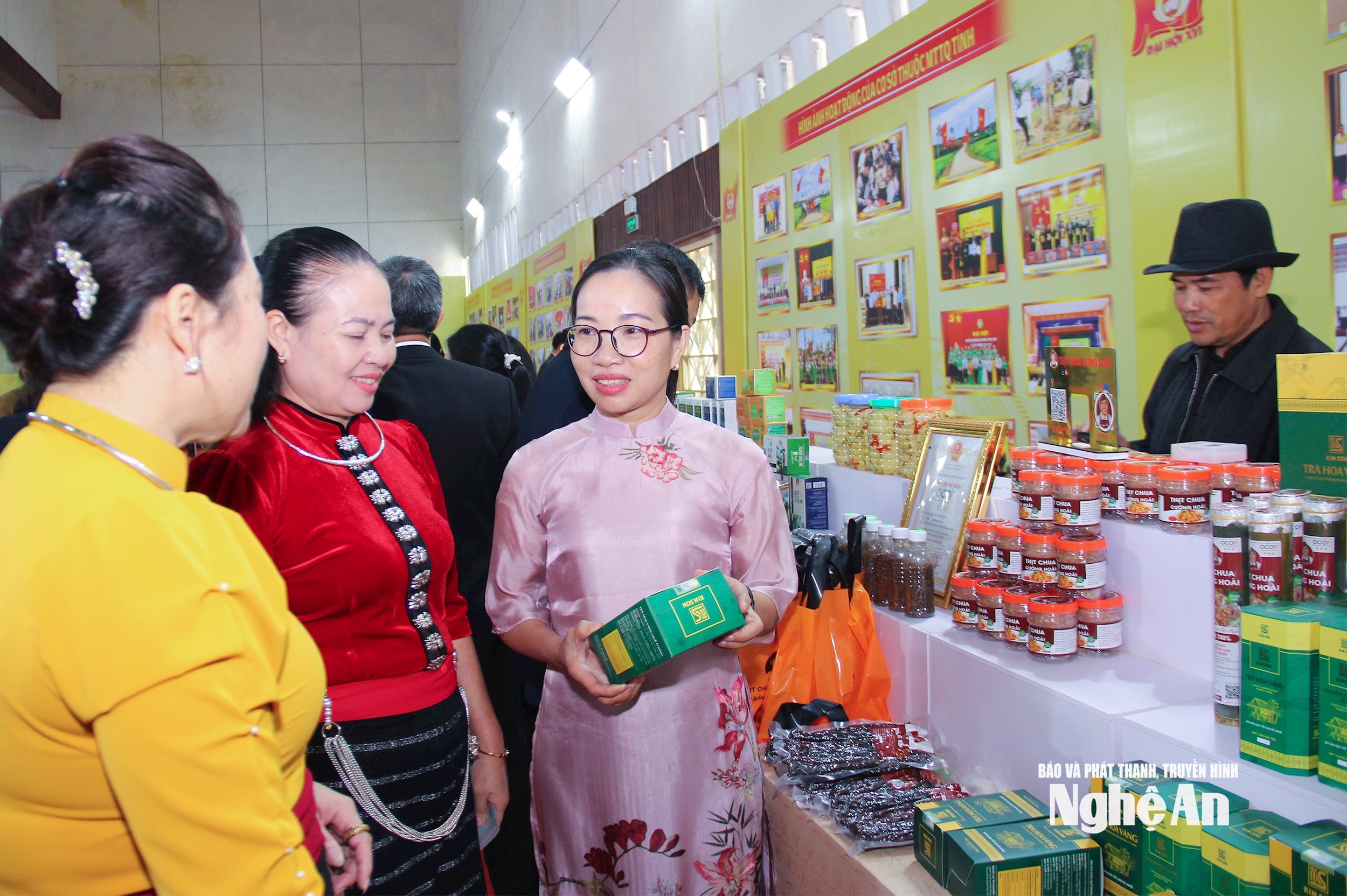  Lãnh đạo xã Quế Phong tìm hiểu việc tiêu thụ các sản phẩm OCOP và đặc trưng của địa phương:. Ảnh- Mai Hoa