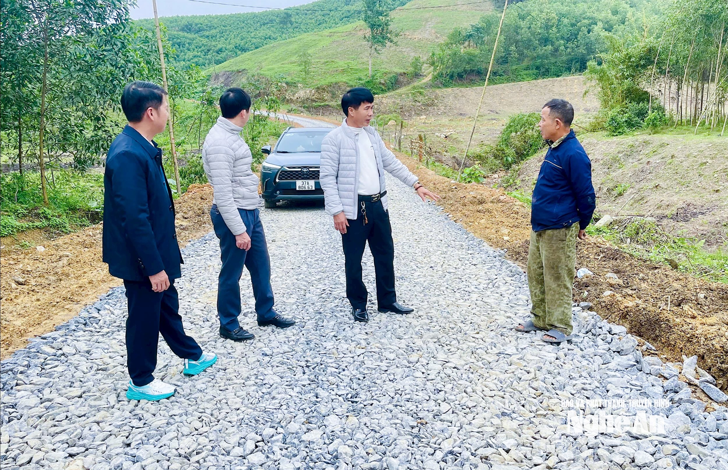  Lãnh đạo xã Sơn Lâm kiểm tra, đốc thúc thi công tuyến đường kết nối trên địa bàn. Ảnh Mai Hoa