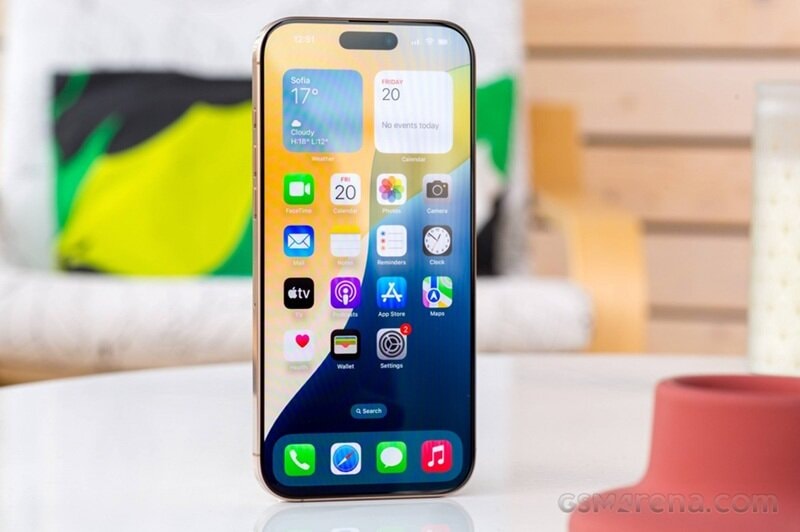 Mặt lưng của iPhone 16 Pro Max với cụm ba camera.