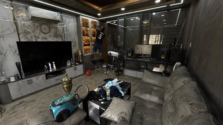 Cảnh tro bụi bám đen nội thất nhà Phạm Trưởng sau vụ cháy.