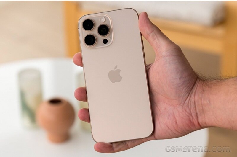 Điện thoại iPhone 16 Pro Max phiên bản màu Titan tự nhiên.