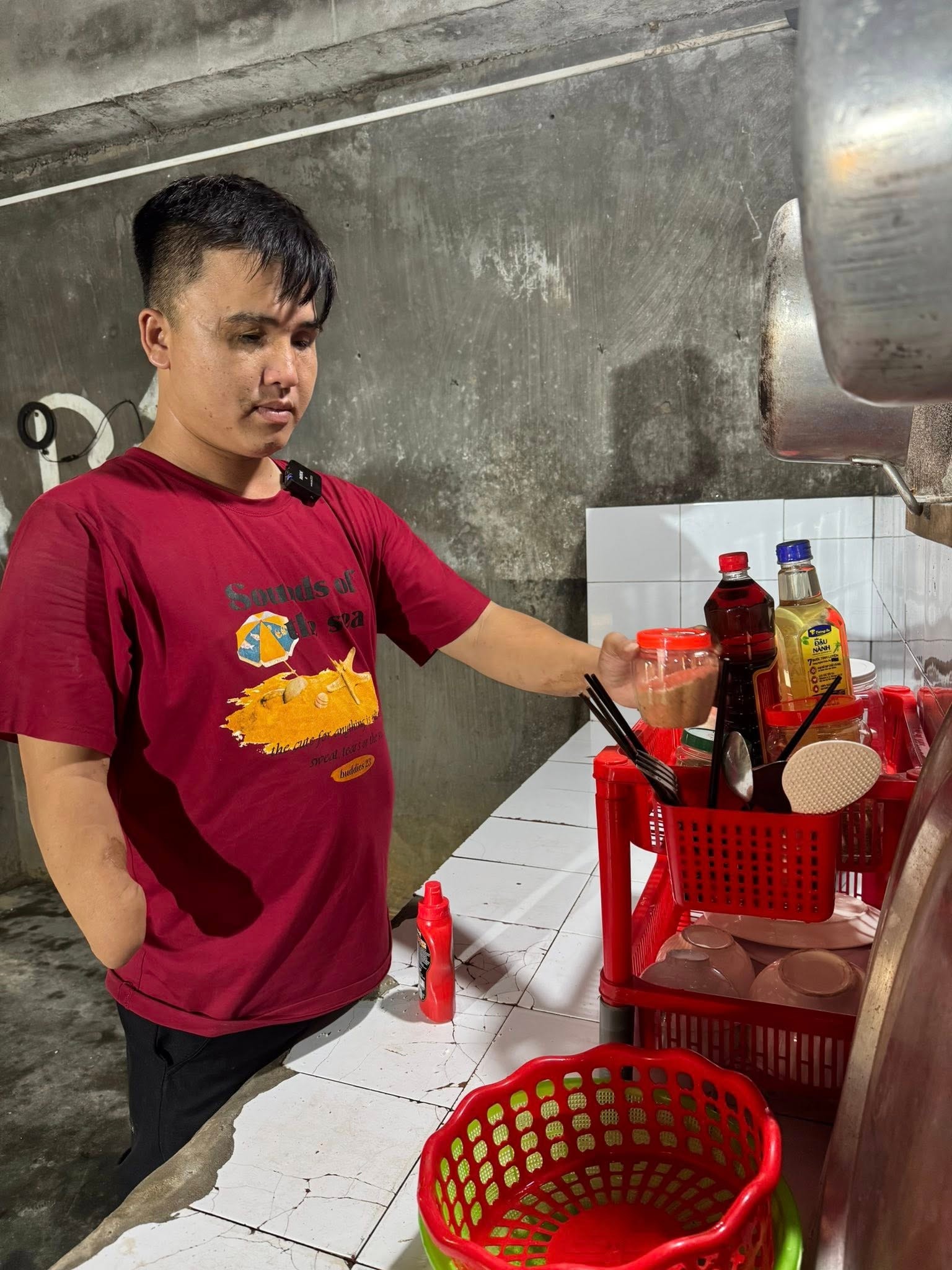 Anh Nguyễn Sỹ Phi Sang tự mình chăm sóc bản thân như một người bình thường. Ảnh: NVCC