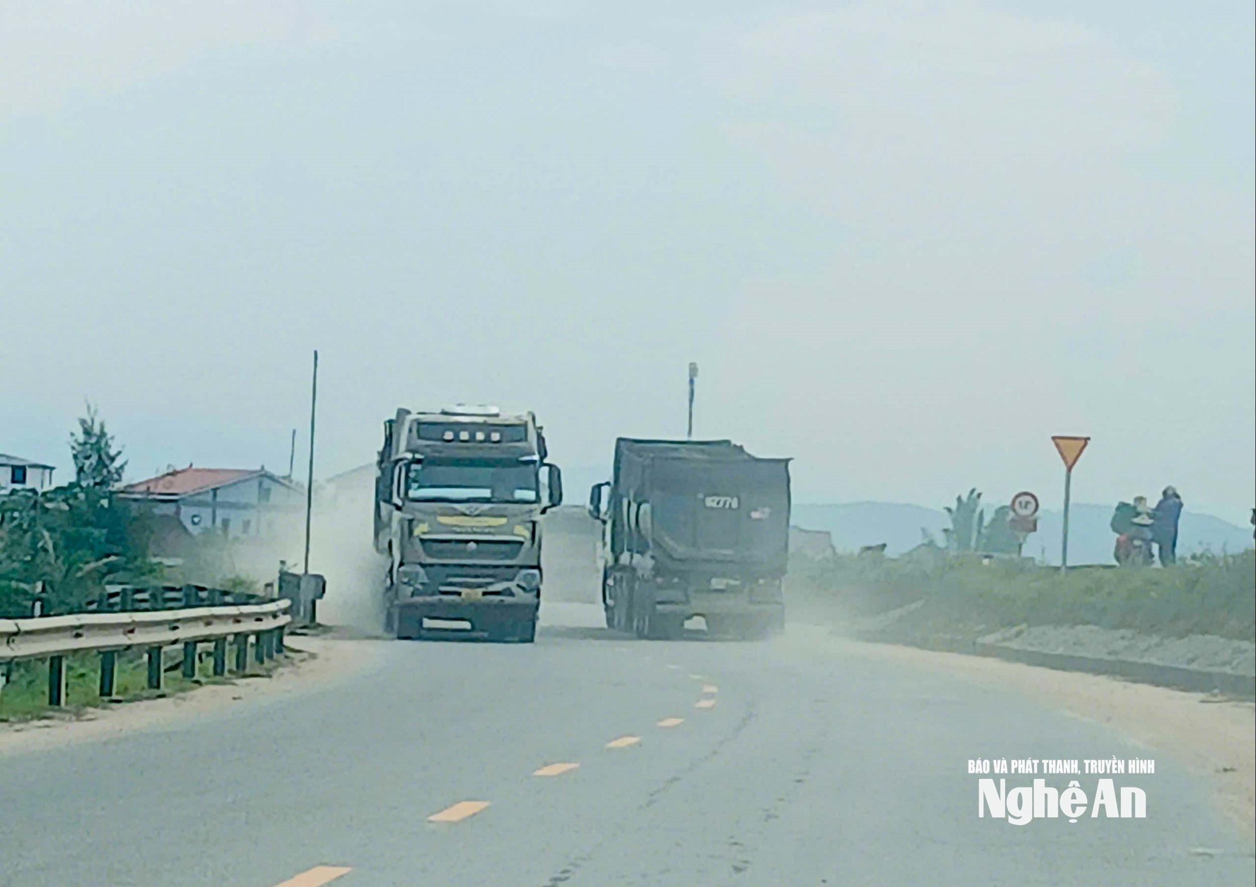 Fordon rullar upp damm längs Ta Lam-vallen. Foto: Dinh Tuyen
