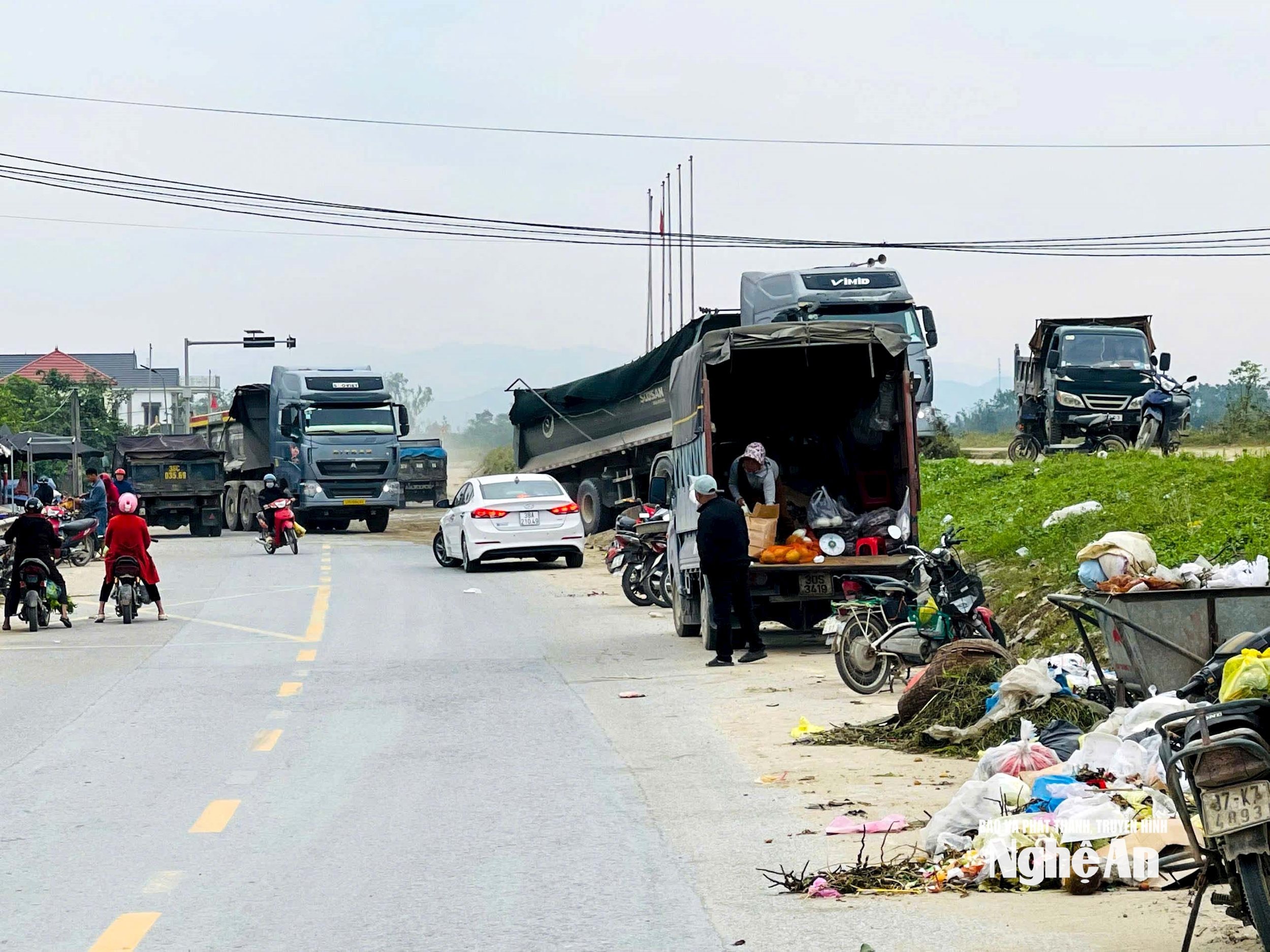 Lastbilar köar för att komma in och ut från bangården, vilket ibland orsakar trafikstockningar i den del som passerar genom området (gamla Hung Linh-kommunen) i Hung Nguyen Nam-kommunen. Foto: Dinh Tuyen