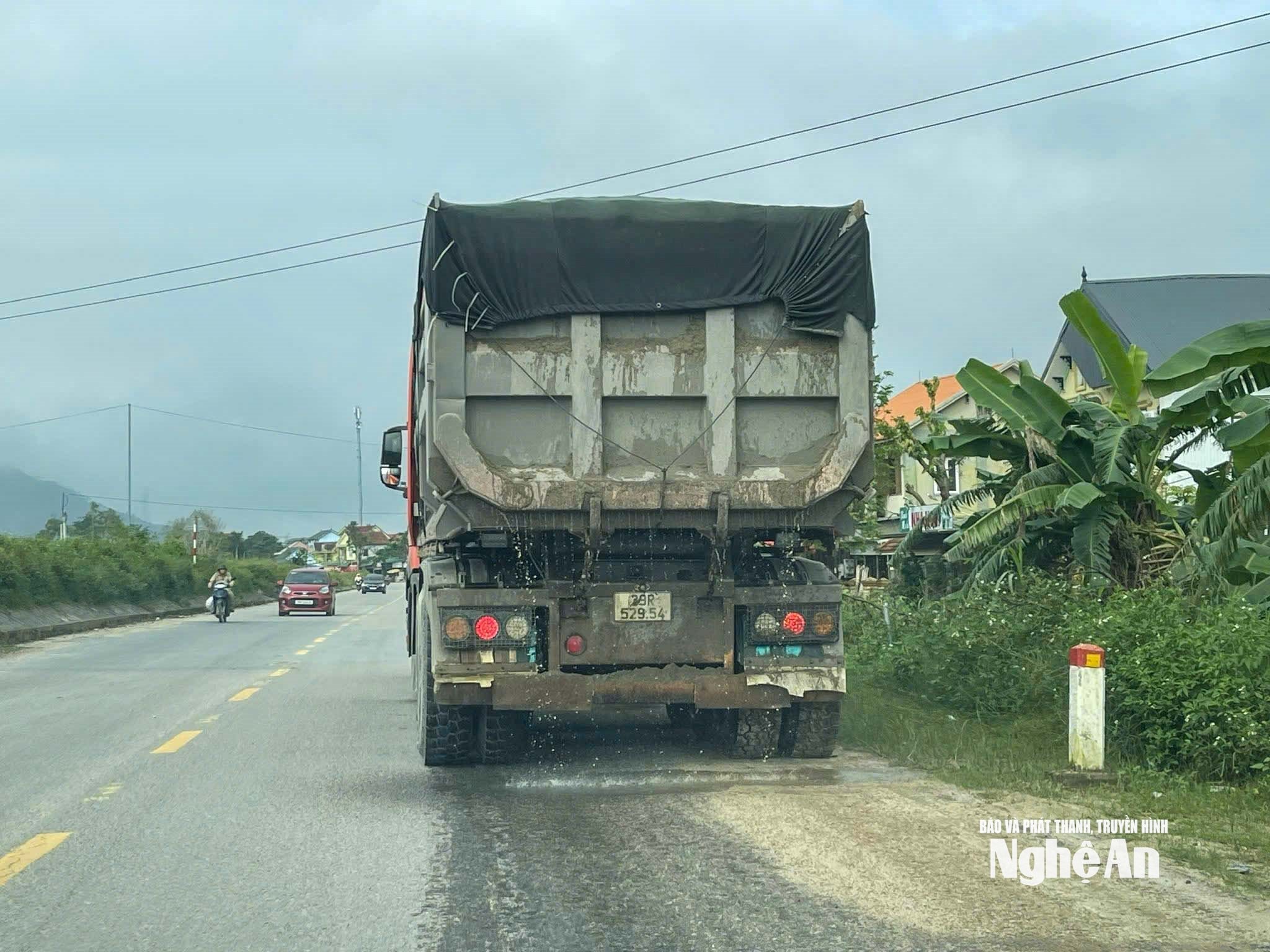 Sandbilar flödar, vatten stänker längs vägen. Foto: Dinh Tu