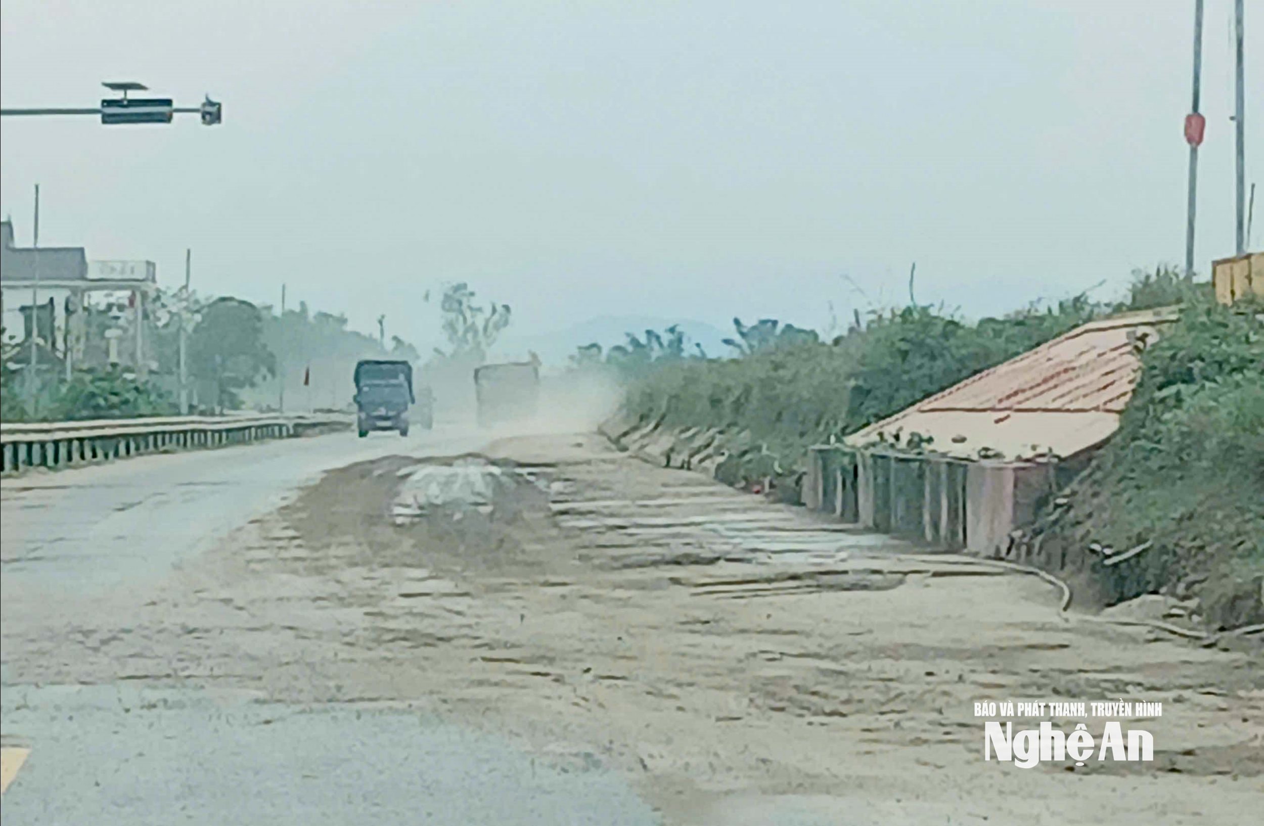 Regnet gjorde många vägar leriga på grund av utspridd sand. Foto: Dinh Tuyen