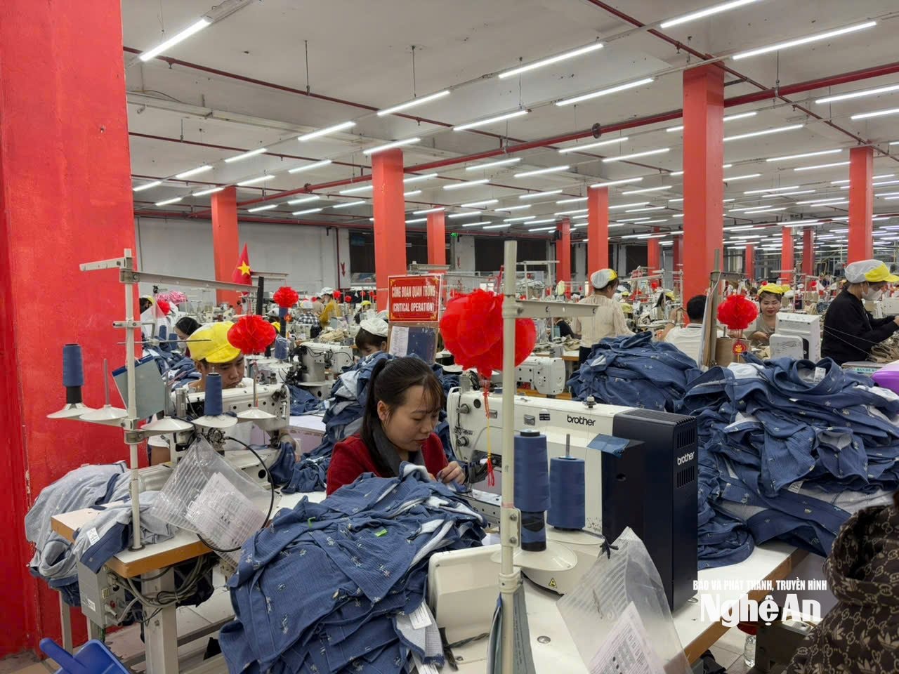 คนงานของบริษัทเสื้อผ้ามินห์อันห์-กิมเลียน กำลังเริ่มการผลิตกะแรกของปี ภาพโดย Thu Huyen