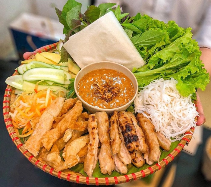 Nem nướng Nha Trang ăn kèm rau và bánh tráng
