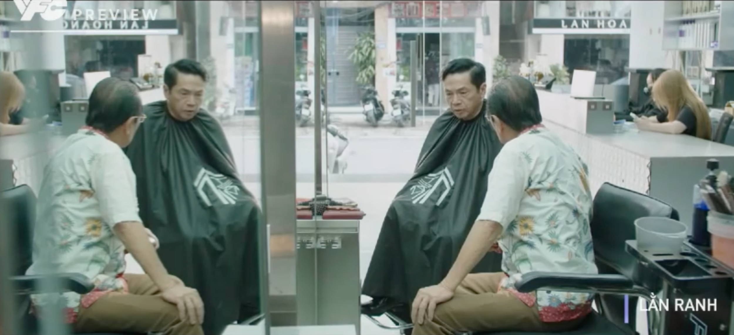 Ông Sách tình cờ gặp cả ba ứng viên sau màn khẩu chiến trong thang máy.