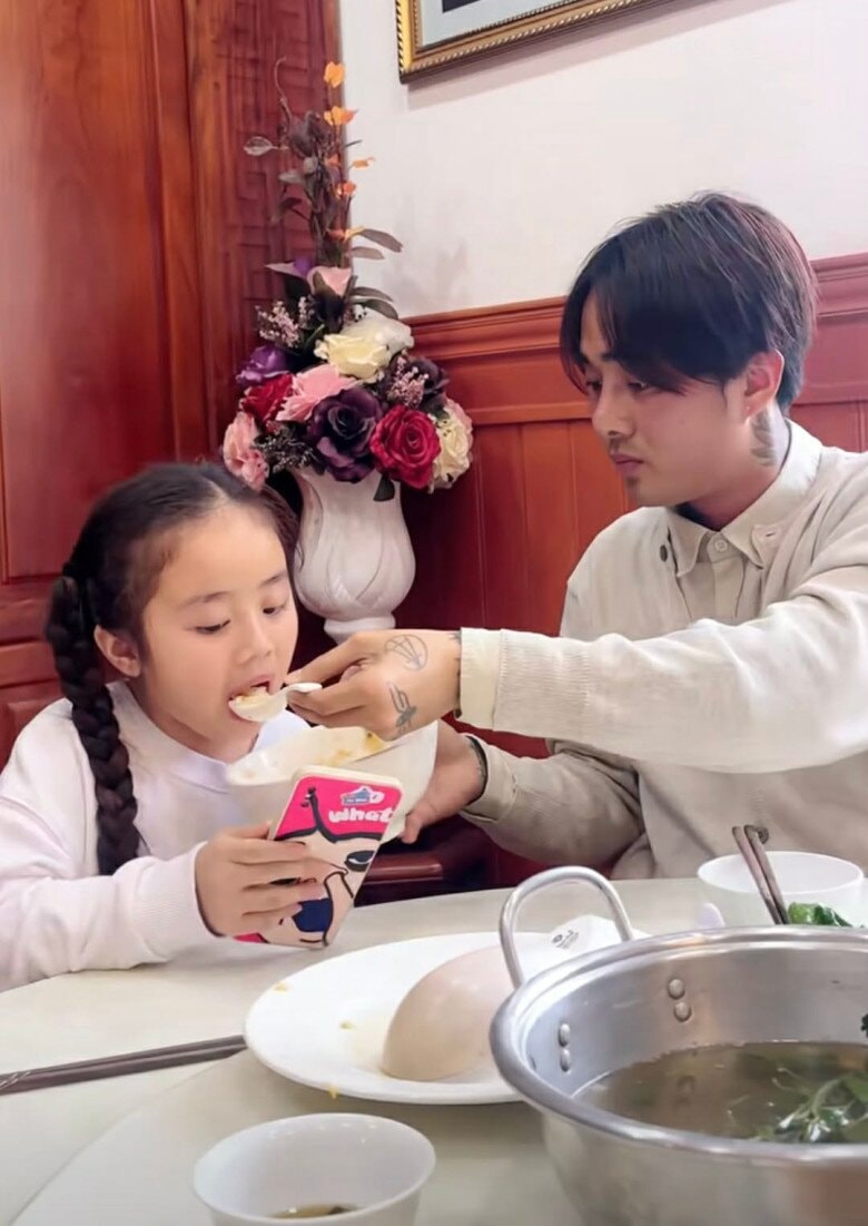 Đạt G đút cơm cho con gái ăn từng thìa.