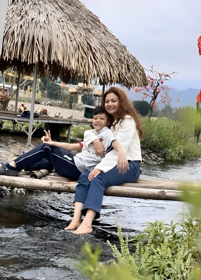 Kiều Anh bên con trai 12 tuổi.