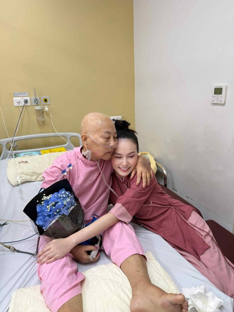 Vợ chồng Tuấn Hưng chăm sóc mẹ suốt thời gian qua.