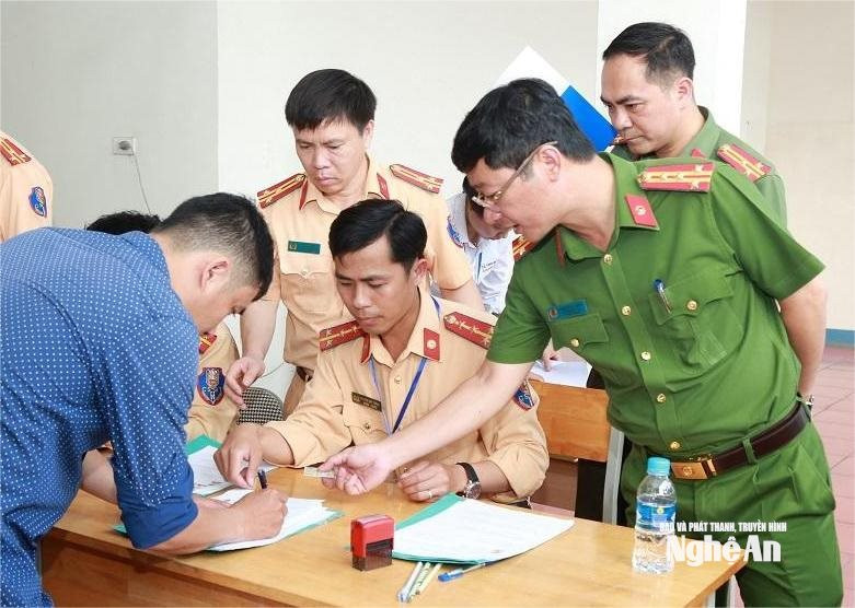 Đại tá Trần Ngọc Tuấn - Phó Giám đốc Công an tỉnh và Thượng tá Lê Thanh Nghị - trưởng Phòng CSGT Công an tỉnh kiểm tra công tác tổ chức sát hạch tại Trung tâm Sát hạch lái xe cơ giới đường bộ số 1 Nghệ An. Ảnh tư liệu