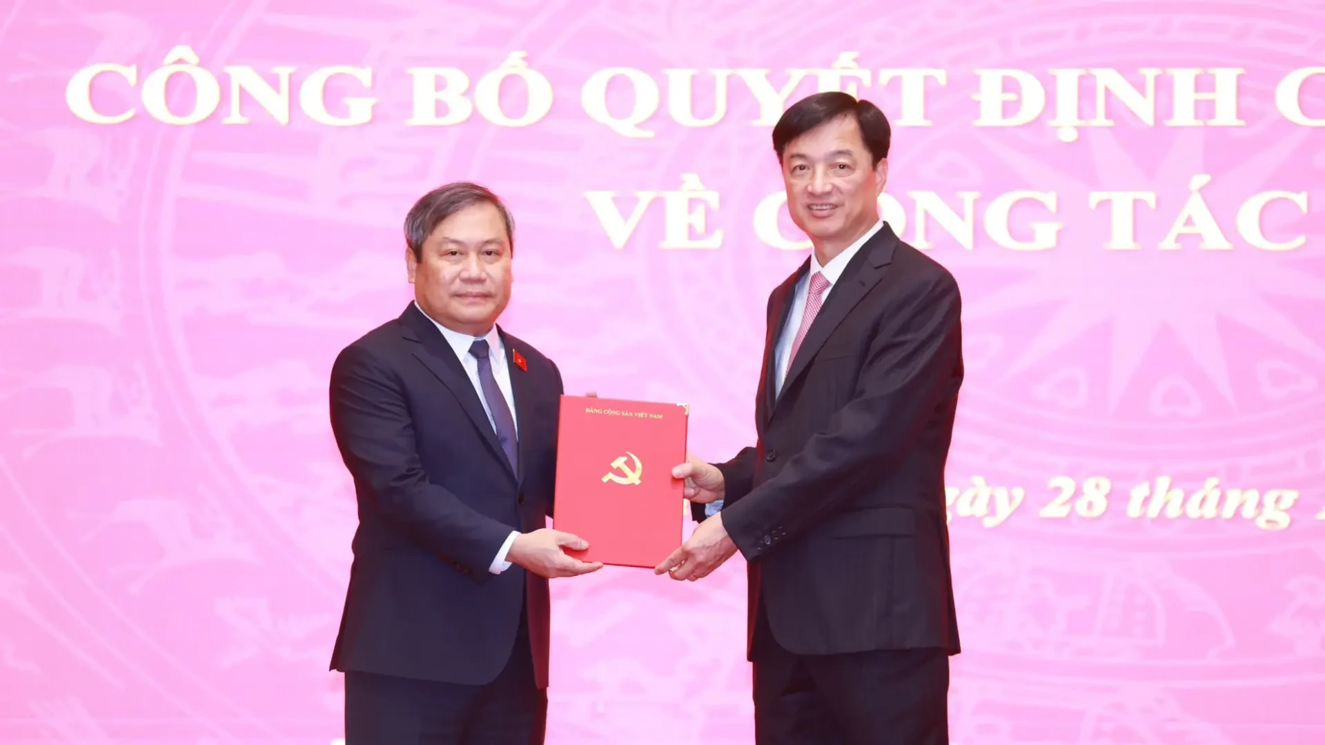 Bí thư thành ủy Nguyễn Duy Ngọc trao quyết định và tặng hoa chúc mừng đồng chí Vũ Đại Thắng được Bộ Chính trị phân công giữ chức Phó Bí thư thành ủy Hà Nội