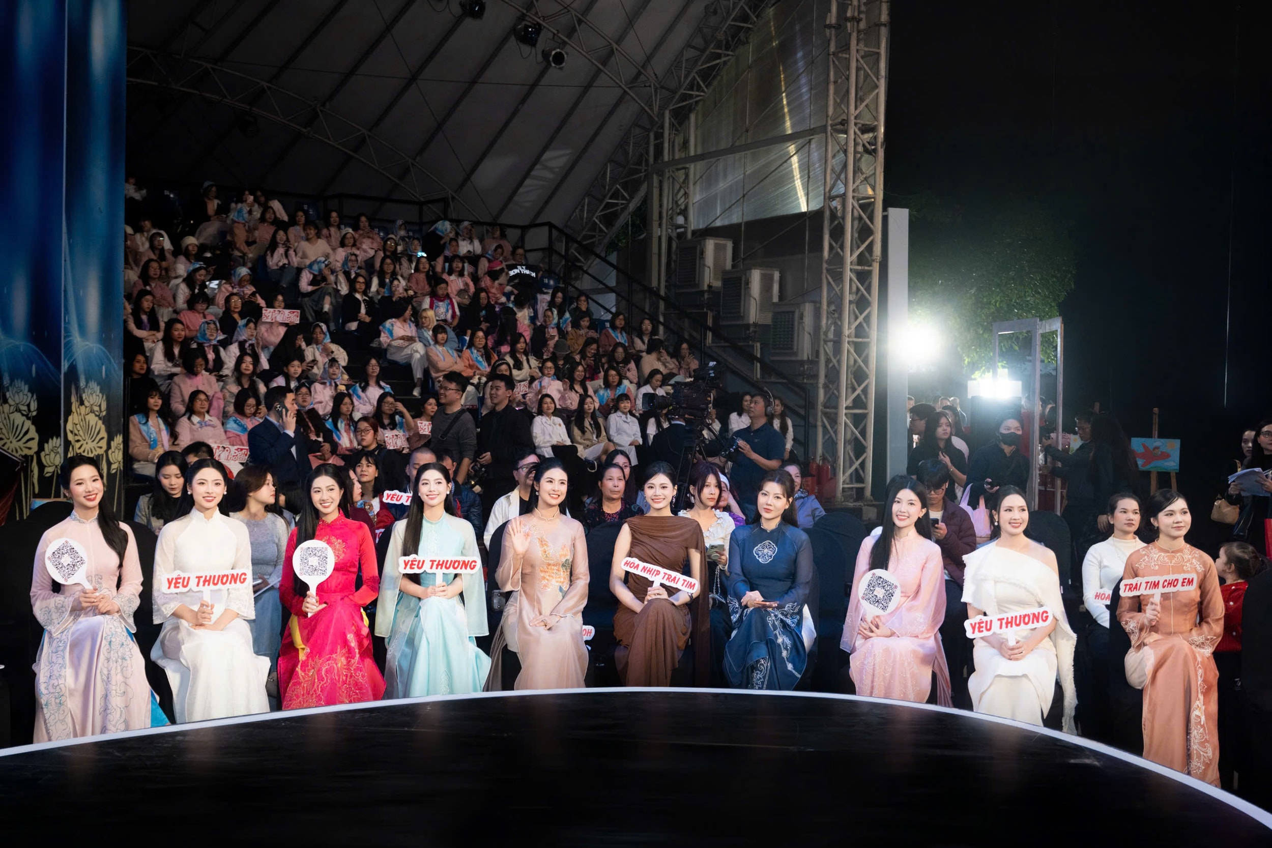 Gala 17 năm Trái tim cho em: Gần 7.600 trái tim hồi sinh - Phép màu từ những vòng tay nhân ái - Ảnh 2.