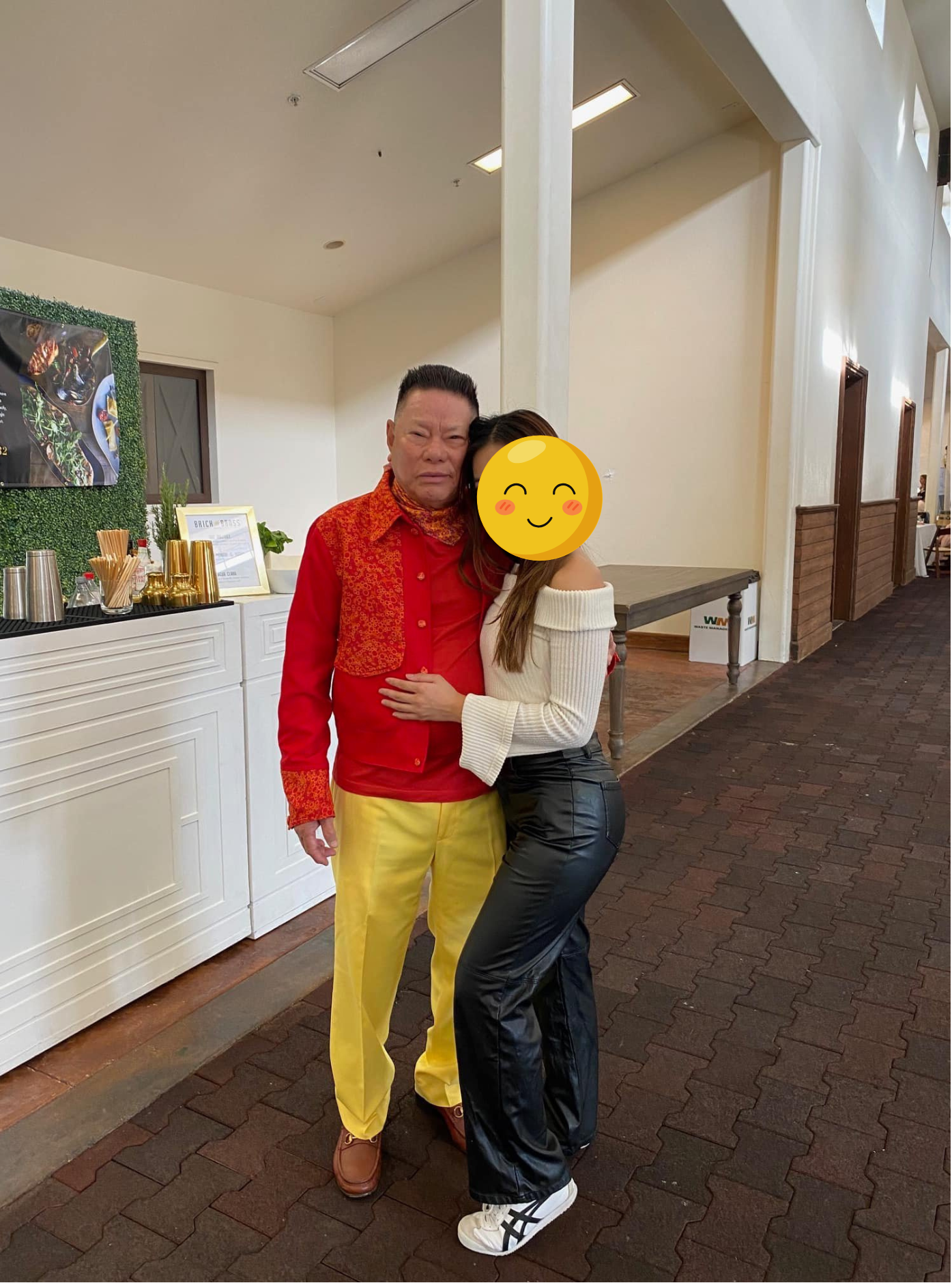 Doanh nhân Hoàng Kiều chụp ảnh cùng một khách mời nữ trong sự kiện.