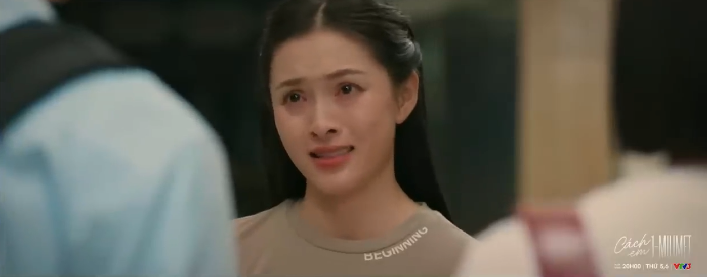 Nga chặn đường và đối chất với Tú và Đức ngay tại nơi làm việc.