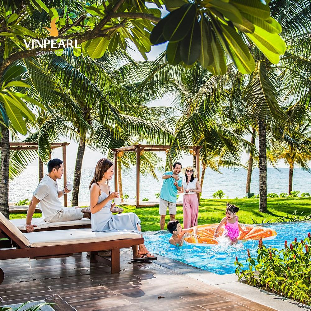 Vui chơi tại bể bơi riêng ở villa Phú Quốc