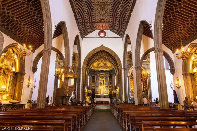 Thánh đường nhà thờ Funchal có kiến trúc mái vòm, trần nhà làm từ gỗ tuyết tùng trên đảo.