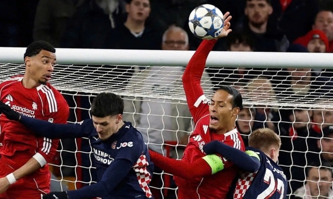 Liverpool để thua PSV bởi những sai lầm ngớ ngẩn.